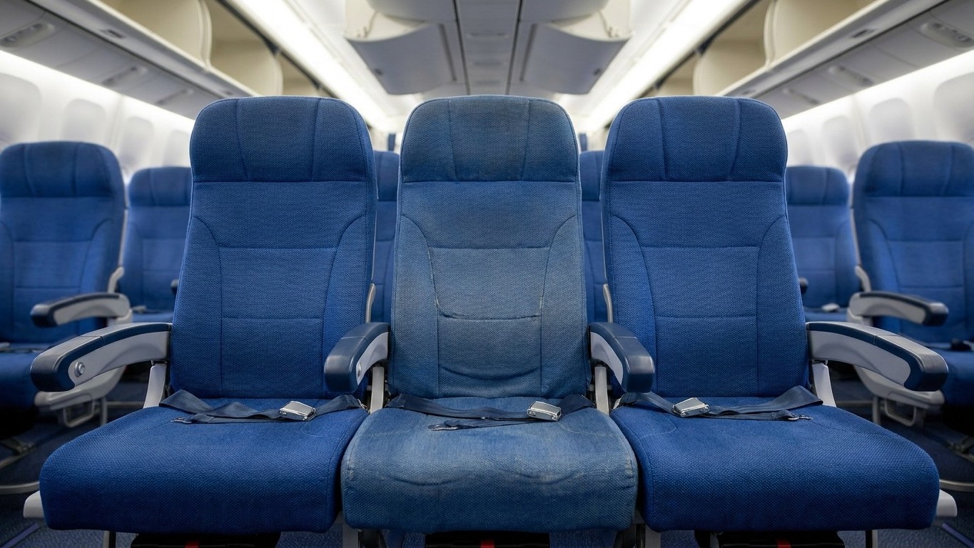 On réservait toujours deux sièges côte à côte en avion, sauf qu'à deux on peut bloquer toute une rangée pour le même prix