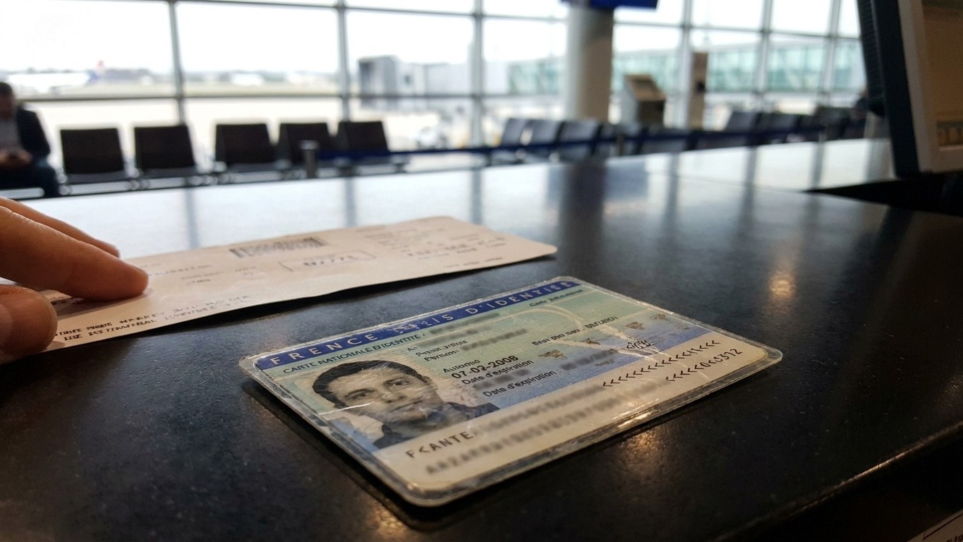 « Je pensais que ma carte d'identité était valable jusqu'en 2029 » : au moment d'embarquer pour la Norvège, on m'a bloqué ...
