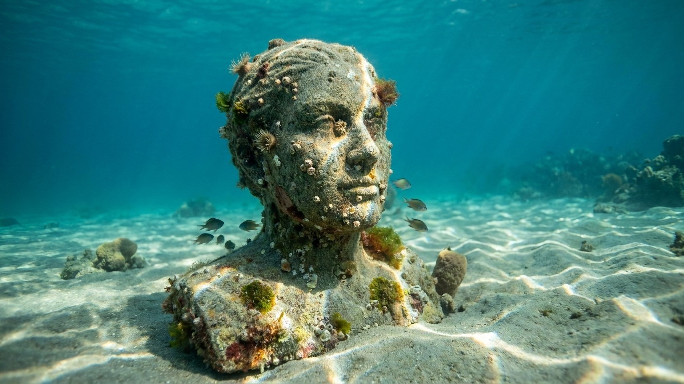 À cinq mètres sous la surface, au large d'une plage du centre de Marseille, reposent depuis 2020 des sculptures qu'aucun b...