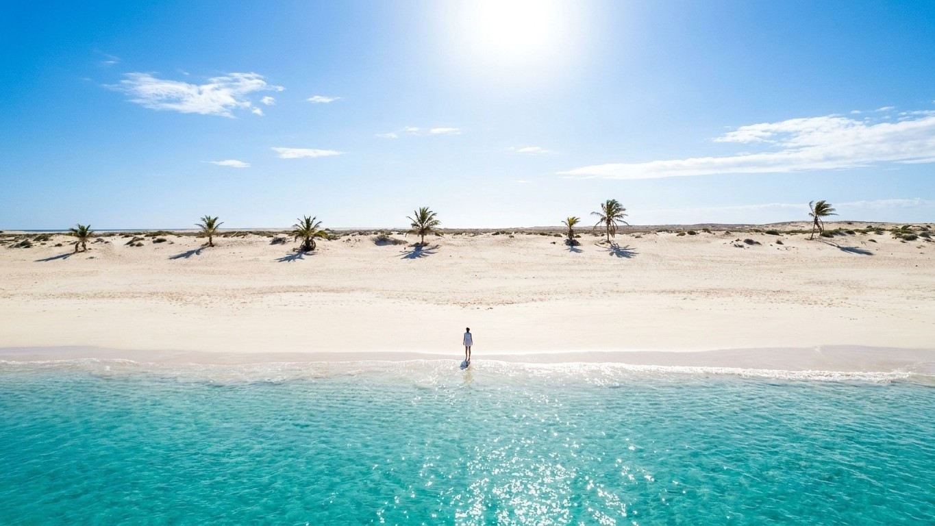 On pense le Cap-Vert impraticable en août, pourtant ces deux îles restent sèches à 26°C sous les alizés