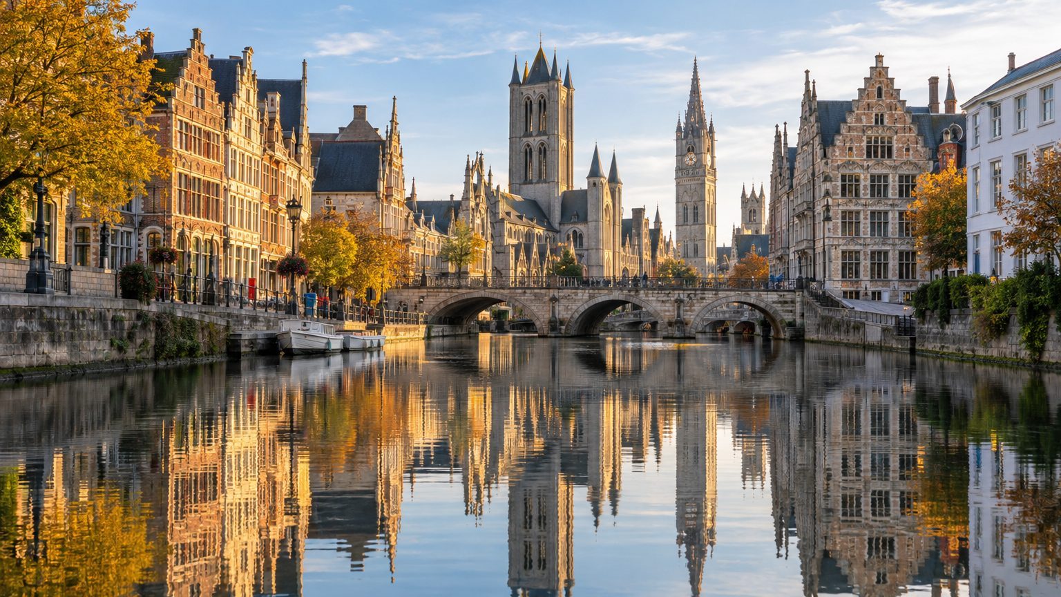 J'ai découvert cette ville flamande à 25 min de train de Bruges et je ne jouerai plus jamais des coudes au bord des canaux