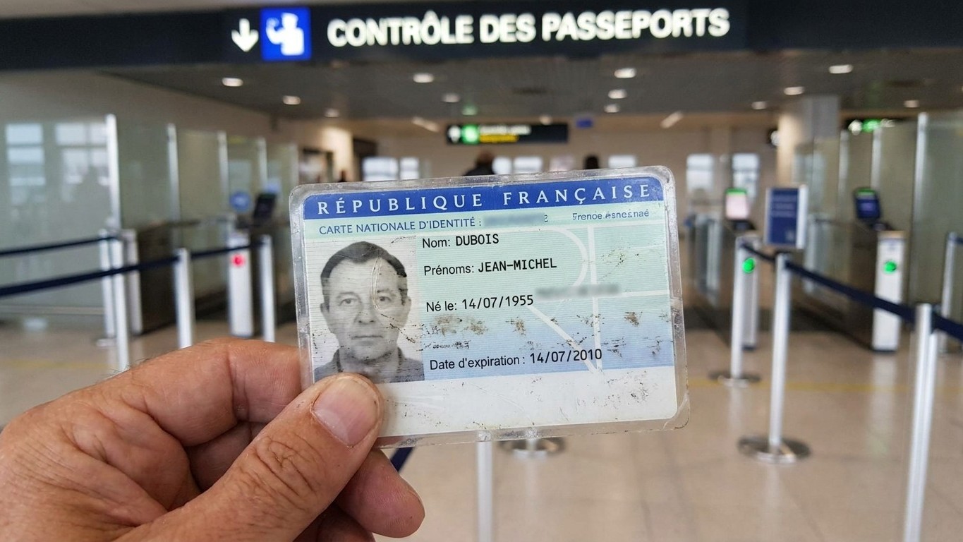 J'ai voyagé cinq ans avec ma carte d'identité périmée au verso sans jamais avoir de souci : au contrôle de ce pays, on m'a...